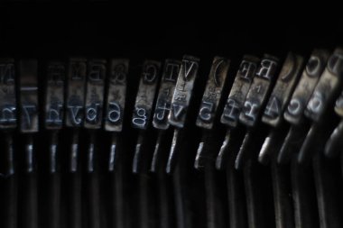 Eski daktilo makinesi unutulmuş eski kirli siyah