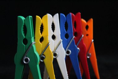 Plastik cımbız. Kıyafet renkleri kuru kırmızı mavi tutar.