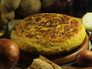 Tipik İspanyol patates omleti. Orijinal geleneksel lezzetli.