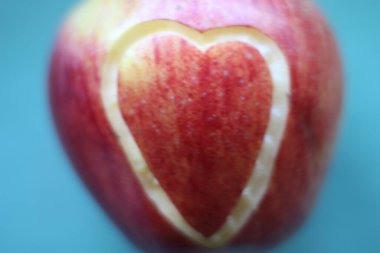 Kırmızı elma kalbi, doğal ve sağlıklı besleyici lezzetleri sever.