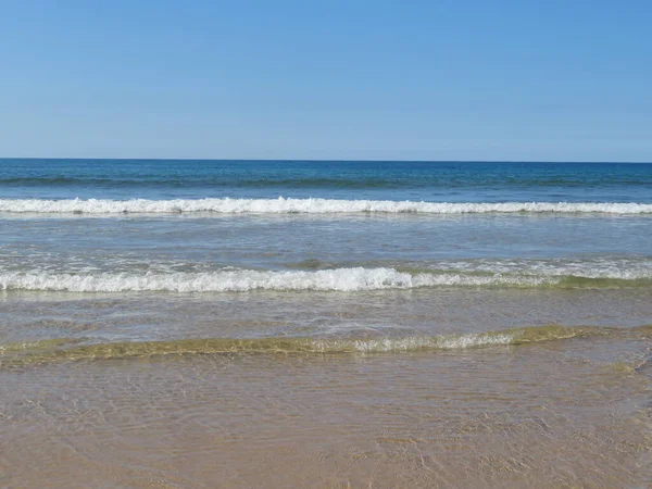 Krásná Pláž Čistou Vodou Šumivým Pískem — Stock fotografie