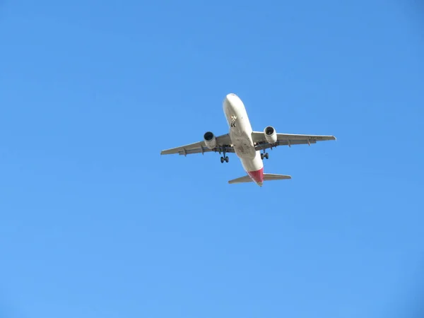 Schöne Aufnahme Eines Flugzeugs Das Beim Landeanflug Auf Den Flughafen — Stockfoto