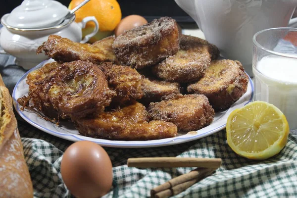 Franska Rostat Bröd Skivor Mjölk Dessert Kanel Socker Ägg Spanska — Stockfoto