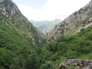 İspanya 'daki yüksek dağ manzarasının değerli görüntüsü.