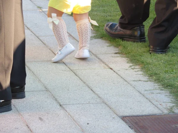 Όμορφες Άσπρες Κάλτσες Σαν Παιδί Που Γυρίζει Περπατήσει — Φωτογραφία Αρχείου