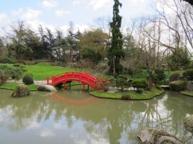 Toulouse şehrinde gölü ve köprüsü olan güzel bir Japon bahçesi