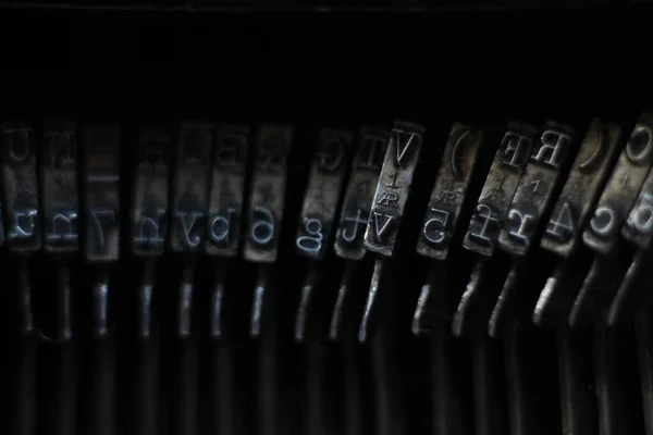 Eski daktilo makinesi unutulmuş eski kirli siyah