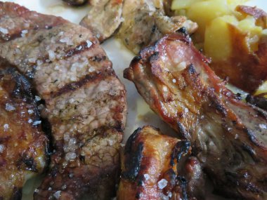 Lezzetli ve güzel renkte ızgara et.
