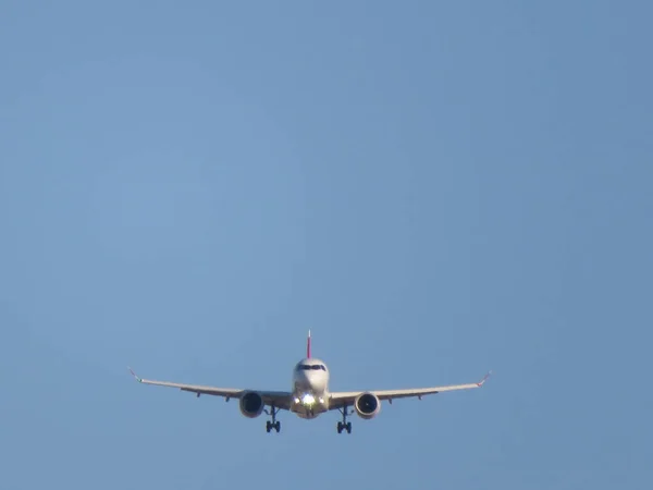 Bela Foto Avião Pousando Aeroporto Tomando Terra — Fotografia de Stock