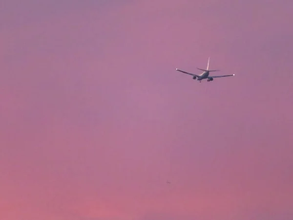 색깔의 비행기가 아름다운 석양의 — 스톡 사진