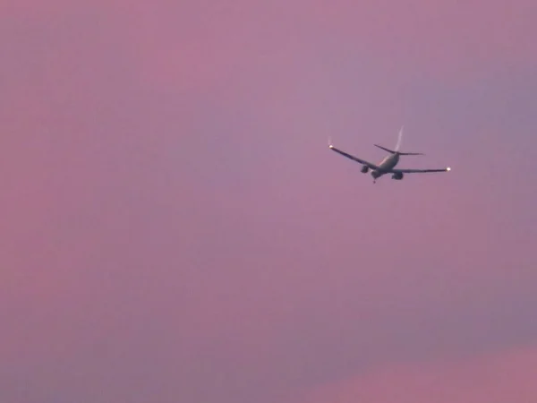 雲の中に素敵な色の飛行機と夕日の美しい写真 — ストック写真