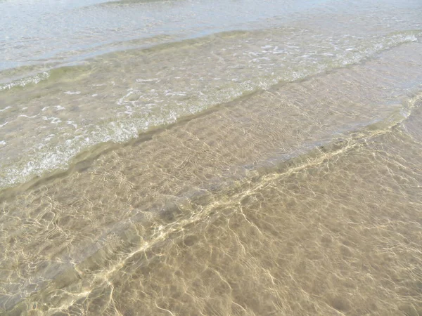 Piękna Plaża Czystymi Wodami Musującym Piaskiem — Zdjęcie stockowe