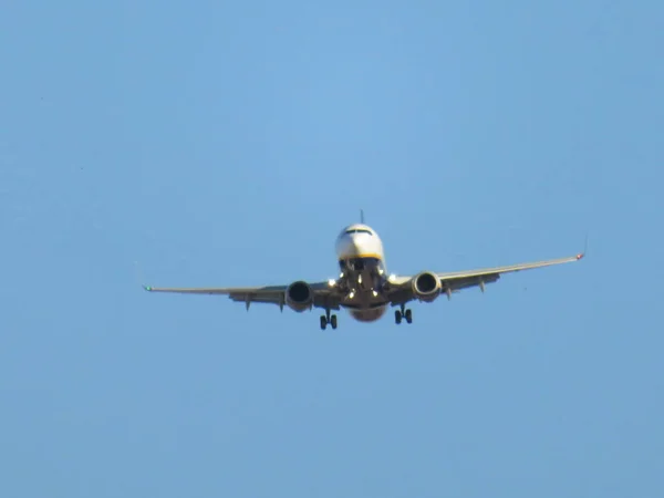 Hermosa Foto Avión Aterrizando Aeropuerto Tomando Tierra — Foto de Stock