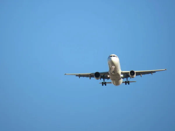 Bela Foto Avião Pousando Aeroporto Tomando Terra — Fotografia de Stock