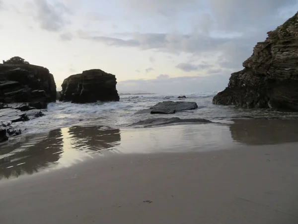 Hermosa Playa Las Catedrales Con Mar Muy Finamente Picado Muchas —  Fotos de Stock