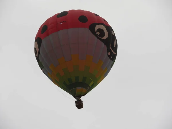 Hermoso Globo Aire Volando Con Viento Sin Dirección Prisa Maravillosa — Foto de Stock