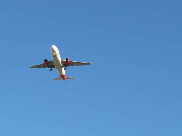 Schöne Aufnahme Eines Flugzeugs Das Beim Landeanflug Auf Den Flughafen — Stockfoto