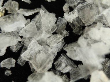 Deniz tuzu taneleri tuzlu baharat içerir.