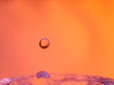 Soyut Renklerin çarpışması farklı akışkan fon formlarını düşürür