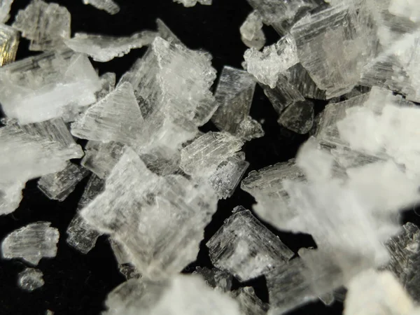 Deniz tuzu taneleri tuzlu baharat içerir.