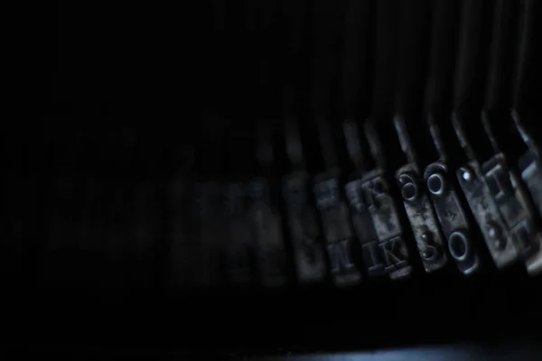 Eski daktilo makinesi unutulmuş eski kirli siyah