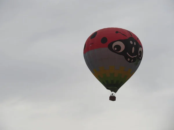 Balão Bonito Voando Com Vento Sem Direção Pressa Maravilhosa — Fotografia de Stock