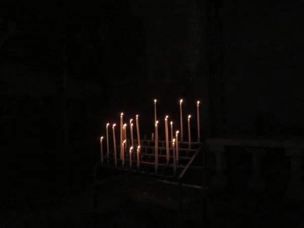 Belle Photo Bougies Dans Une Église Éclairée Pour Sentiment — Photo