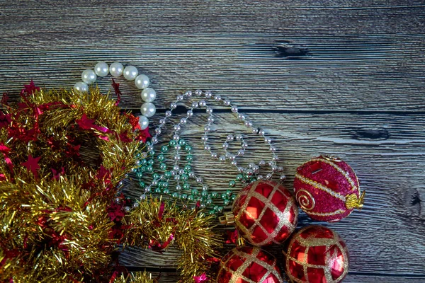 Tahta Arkaplan Üzerindeki Noel Dekorasyonu. Ahşap üzerine dekorasyon. Eski