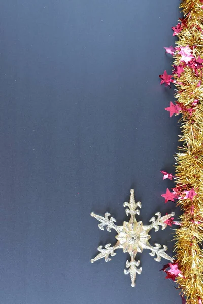 Siyah arkaplanda izole edilmiş kar tanesi olan bir Noel arkaplanı