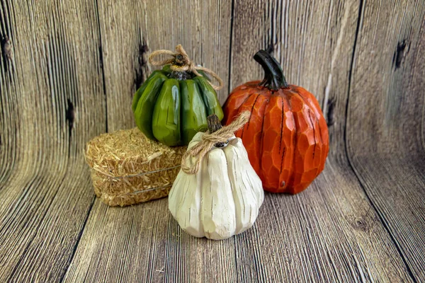 Herbstliche Dekorationen mit der unterschiedlichen Farbe von Kürbissen auf dem hölzernen Hintergrund. Erntedankfest — Stockfoto