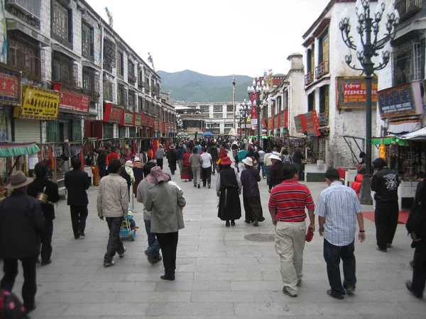 Lhasa, Tibet, Çin. Temmuz 2008. Lhasa, insanlarda 2008'ile bir sokak