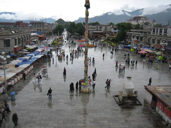 Lhasa, Tibet, Çin. Temmuz 2008. Lhasa, insanlarda 2008'ile bir sokak