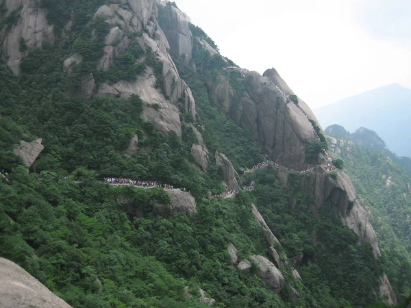 Huangshan dağ gerçekten küçük insanlar uzakta geri 2008 ile