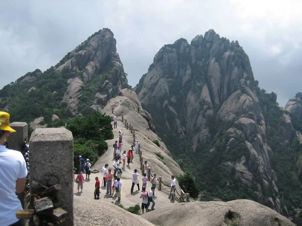 Huangshai, Anhui, China. Temmuz 2008. Park çevresinde yürüyüş Turizm. 
