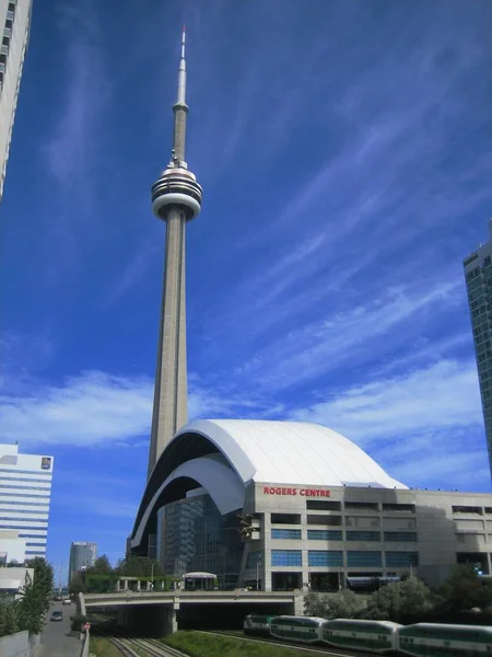 Toronto, Ontario. Kanada. Eylül 2006. Cn Kulesi ve Rogers Merkezi