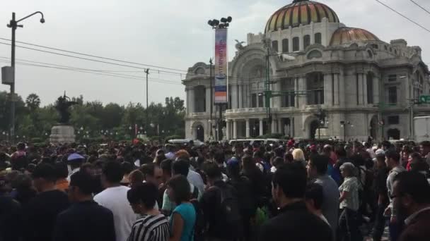 Cidade México México Junho 2017 Pessoas Cruzando Rua Frente Palácio — Vídeo de Stock