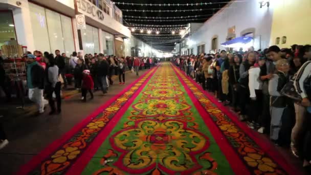 トラスカラー メキシコ 2017 これは 夜誰も眠らない 処女は一晩中 町の周りに行くことができますので ウアマントラ人々 がカラフルなおがくずで通りをペイントと呼ばれる — ストック動画