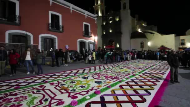 トラスカラー メキシコ 2017 これは 夜誰も眠らない 処女は一晩中 町の周りに行くことができますので ウアマントラ人々 がカラフルなおがくずで通りをペイントと呼ばれる — ストック動画