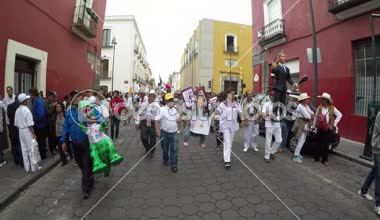 Puebla City, Puebla. Meksika. 12 Ağustos 2018. Birden fazla 8000 kişi seçim dolandırıcılık iddiasıyla eyalet seçimleri iptal etmek istiyor. Piñatalara parodi olarak