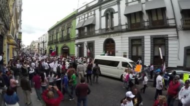 Puebla City, Puebla. Meksika. 12 Ağustos 2018. Birden fazla 8000 kişi seçim dolandırıcılık iddiasıyla eyalet seçimleri iptal etmek istiyor. Devlet Congres infront