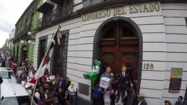 Puebla City, Puebla. Meksika. 12 Ağustos 2018. Birden fazla 8000 kişi seçim dolandırıcılık iddiasıyla eyalet seçimleri iptal etmek istiyor. Piñatalara ve devlet Kongre önünde Meksika bayrağı.