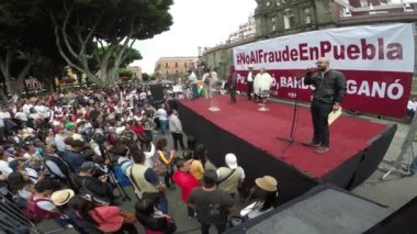 Puebla City, Puebla. Meksika. 12 Ağustos 2018. Birden fazla 8000 kişi seçim dolandırıcılık iddiasıyla eyalet seçimleri iptal etmek istiyor. Toplantı