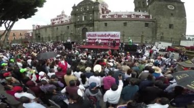 Puebla City, Puebla. Meksika. 12 Ağustos 2018. Birden fazla 8000 kişi seçim dolandırıcılık iddiasıyla eyalet seçimleri iptal etmek istiyor. Toplantı