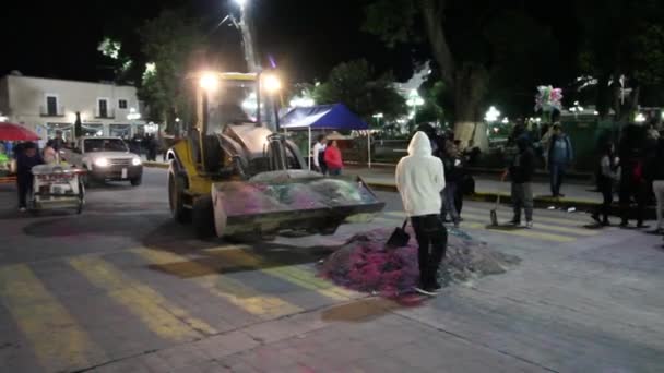 トラスカラー メキシコ 2017 これは 夜誰も眠らない 処女は一晩中 町の周りに行くことができますので ウアマントラ人々 がカラフルなおがくずで通りをペイントと呼ばれる — ストック動画