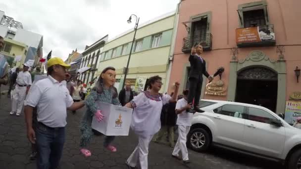 普埃布拉市 普埃布拉 墨西哥 2018年8月12日 超过8000人要求取消因涉嫌选举舞弊而进行的州选举 前任州长和妻子的 Pinatas — 图库视频影像