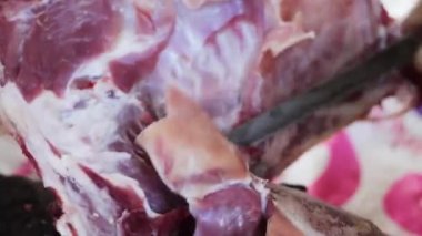 Keçi eti bıçakla kesiliyor.