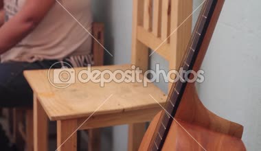 Bir gitar yanındaki boş sandalye