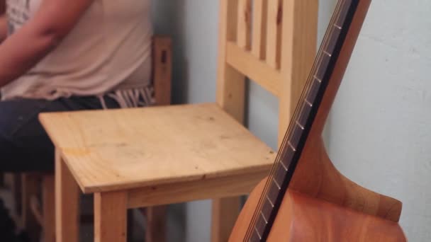 Silla Vacía Junto Una Guitarra — Vídeo de stock