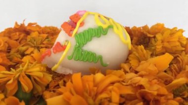 Ölüler Günü ', Meksika çiçeklenir cempasuchitl üzerinden otantik kafatası