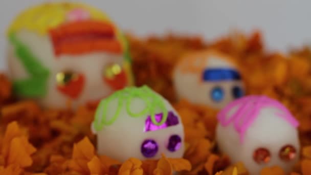 Autentiska Sugar Skulls Över Cempasuchitl Blommor Dag Döda Mexiko — Stockvideo